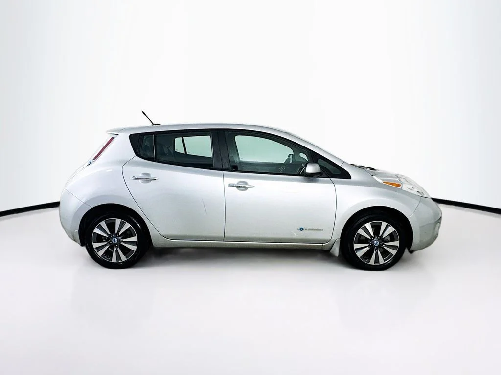 Used 2014 Brilliant Silver Nissan SL image 9