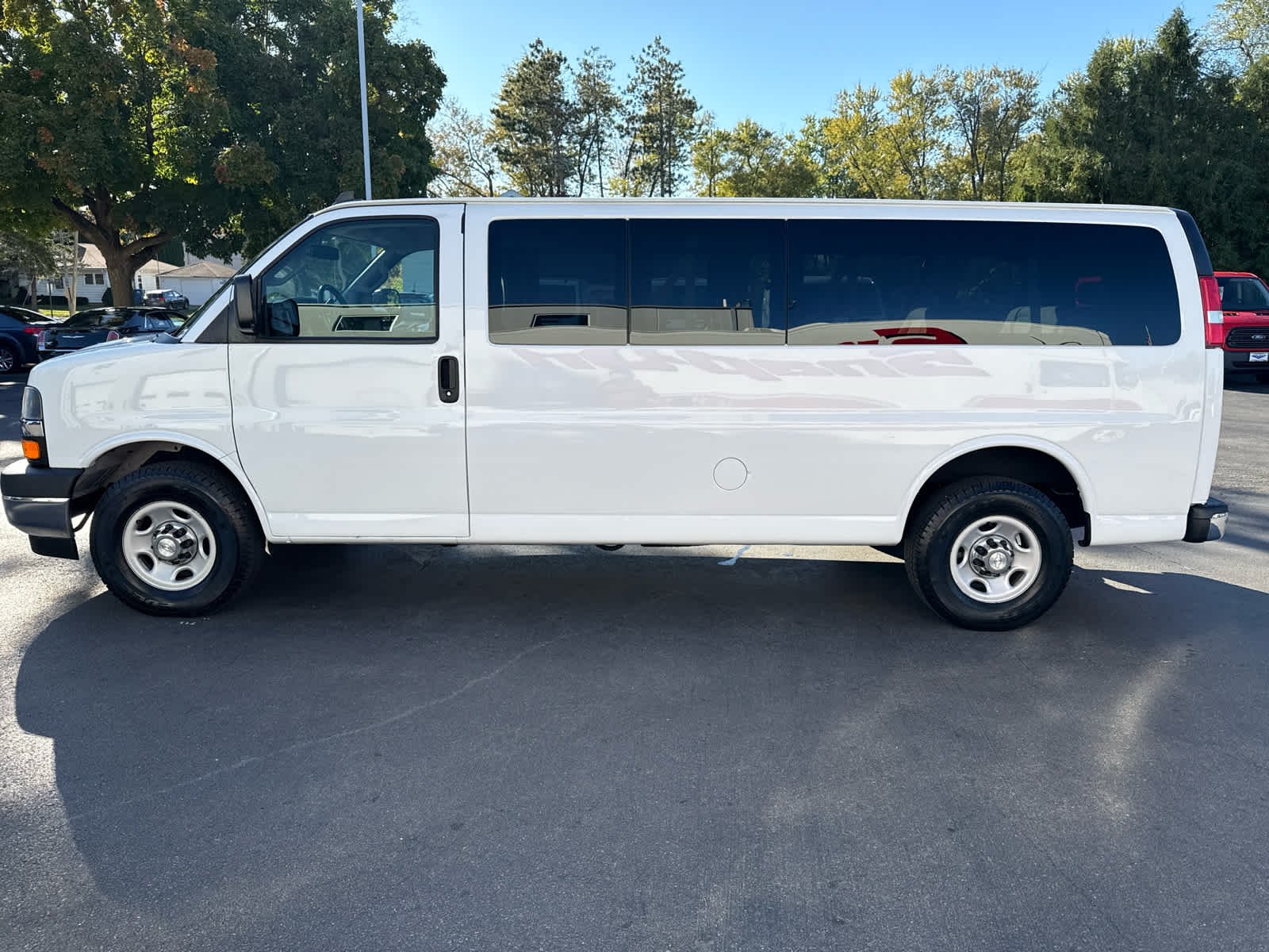 2017 Chevrolet Express Passenger LT photo 4