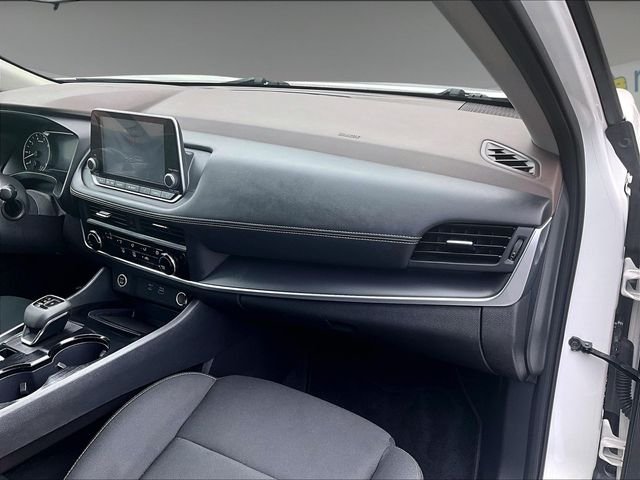 Used 2023 White Nissan S image 17