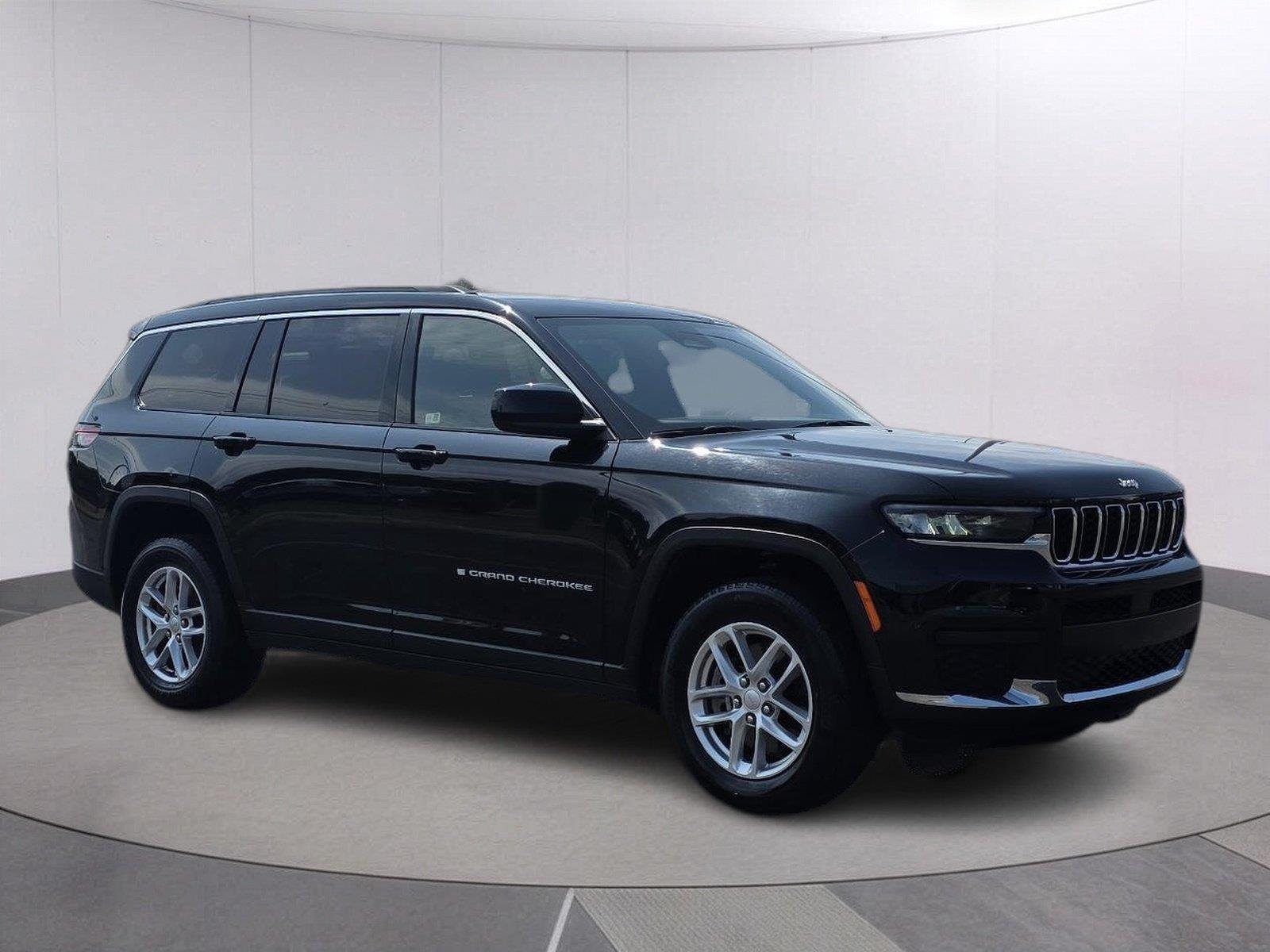 Used 2024 Diamond Black Crystal Pearlcoat Jeep Laredo image 3