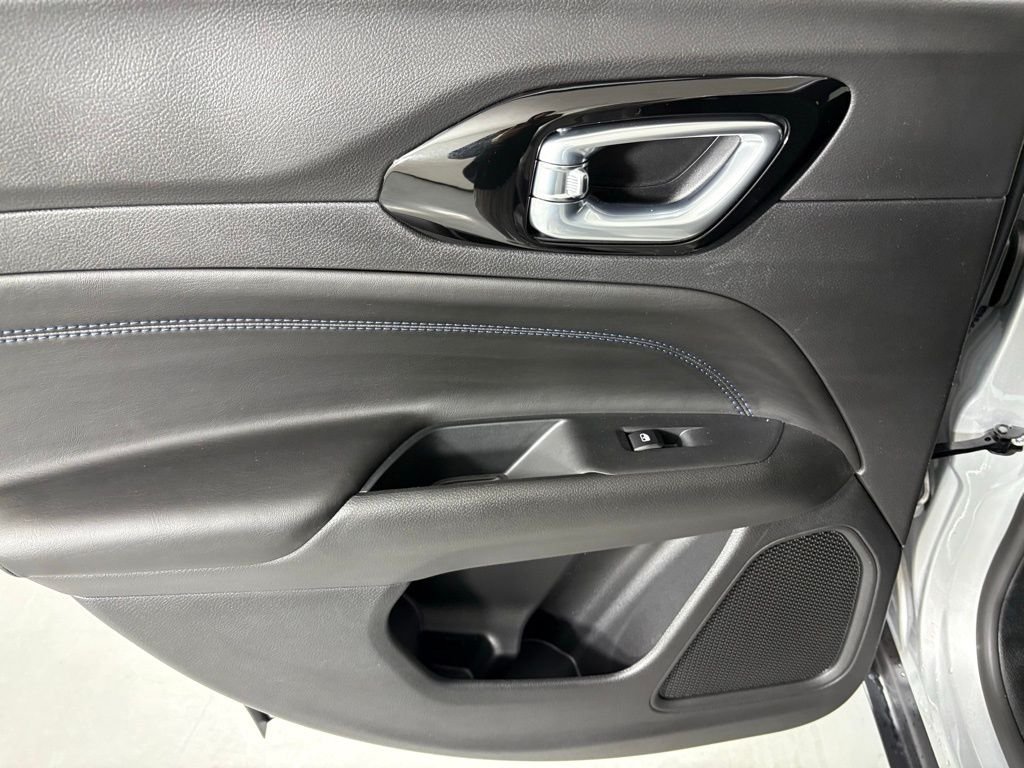 New 2026 Silver Zynith Metallic Clearcoat Jeep Latitude image 35