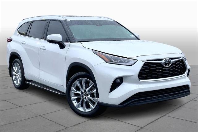 Certified Used 2025 WIND CHILL PEARL Toyota  image 3