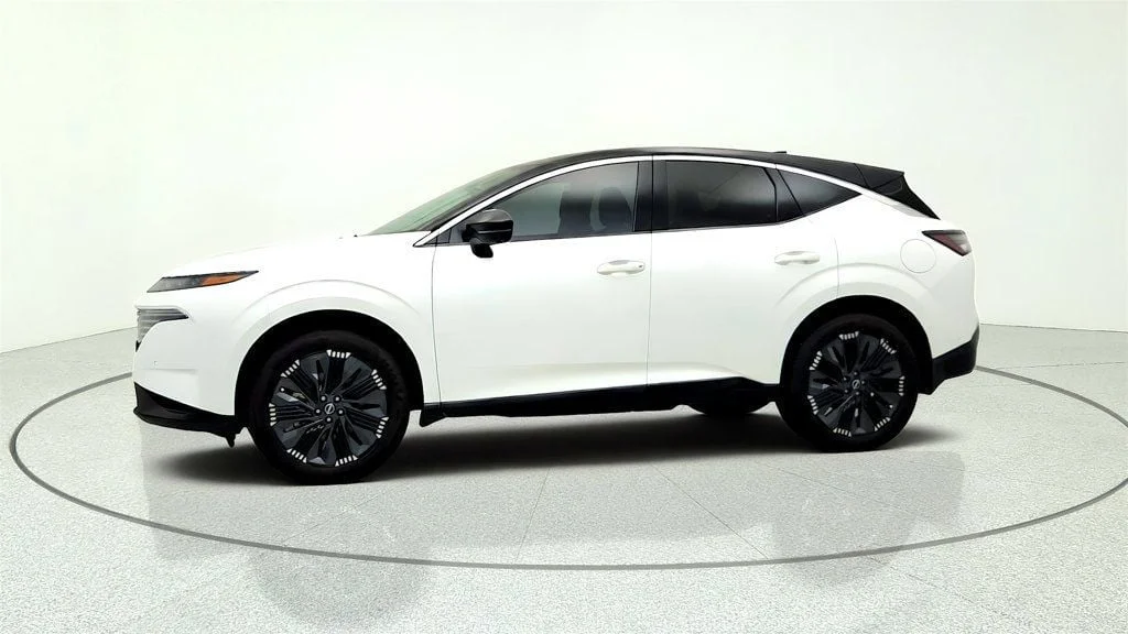 Used 2025 Everest White Pearl Tricoat/Super Black Nissan AWD Platinum w/ Illuminated Cargo Scuff Plate image 8