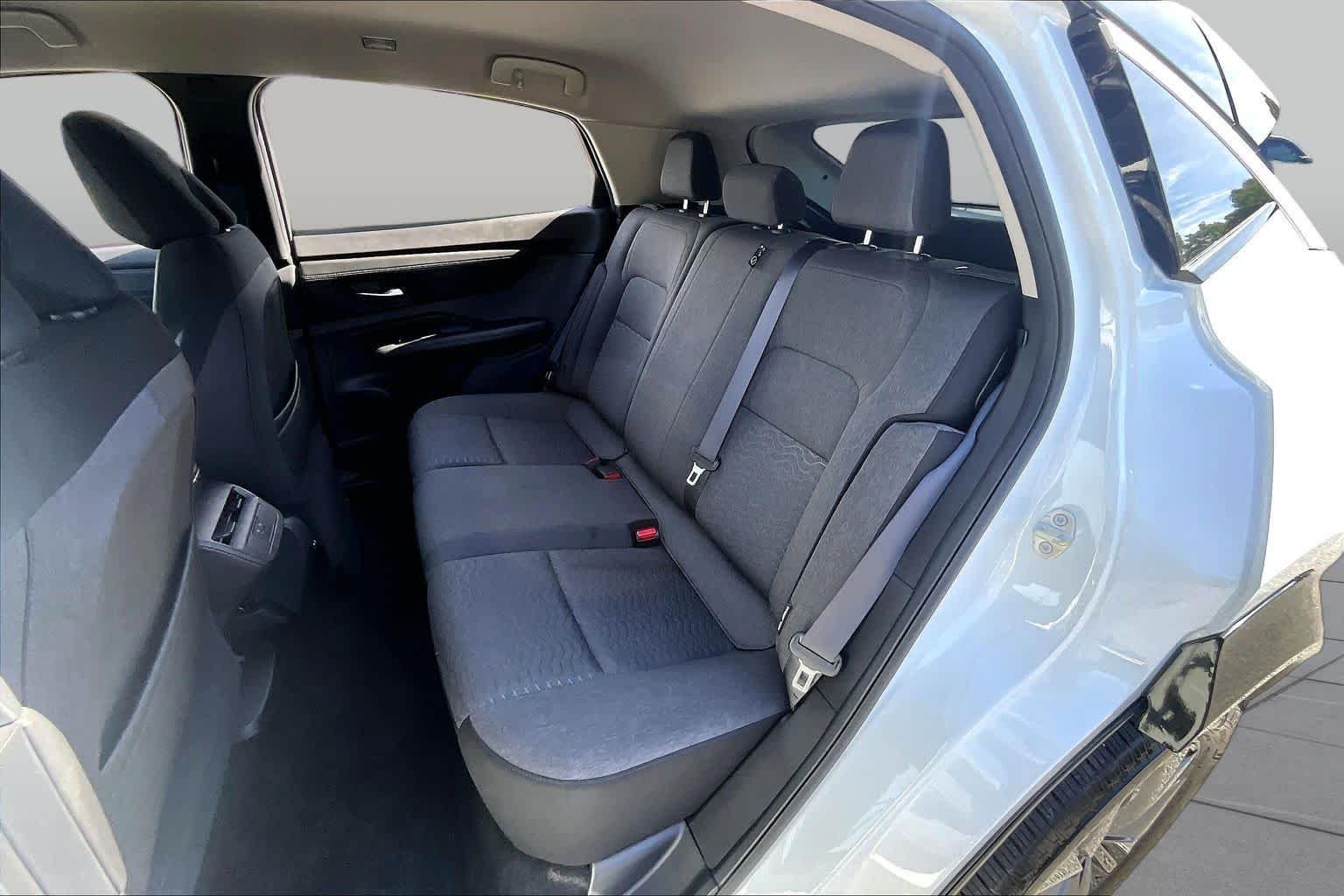 Used 2023 Everest White Pearl Tricoat/Black Diamond Pearl Nissan VENTURE+ image 18