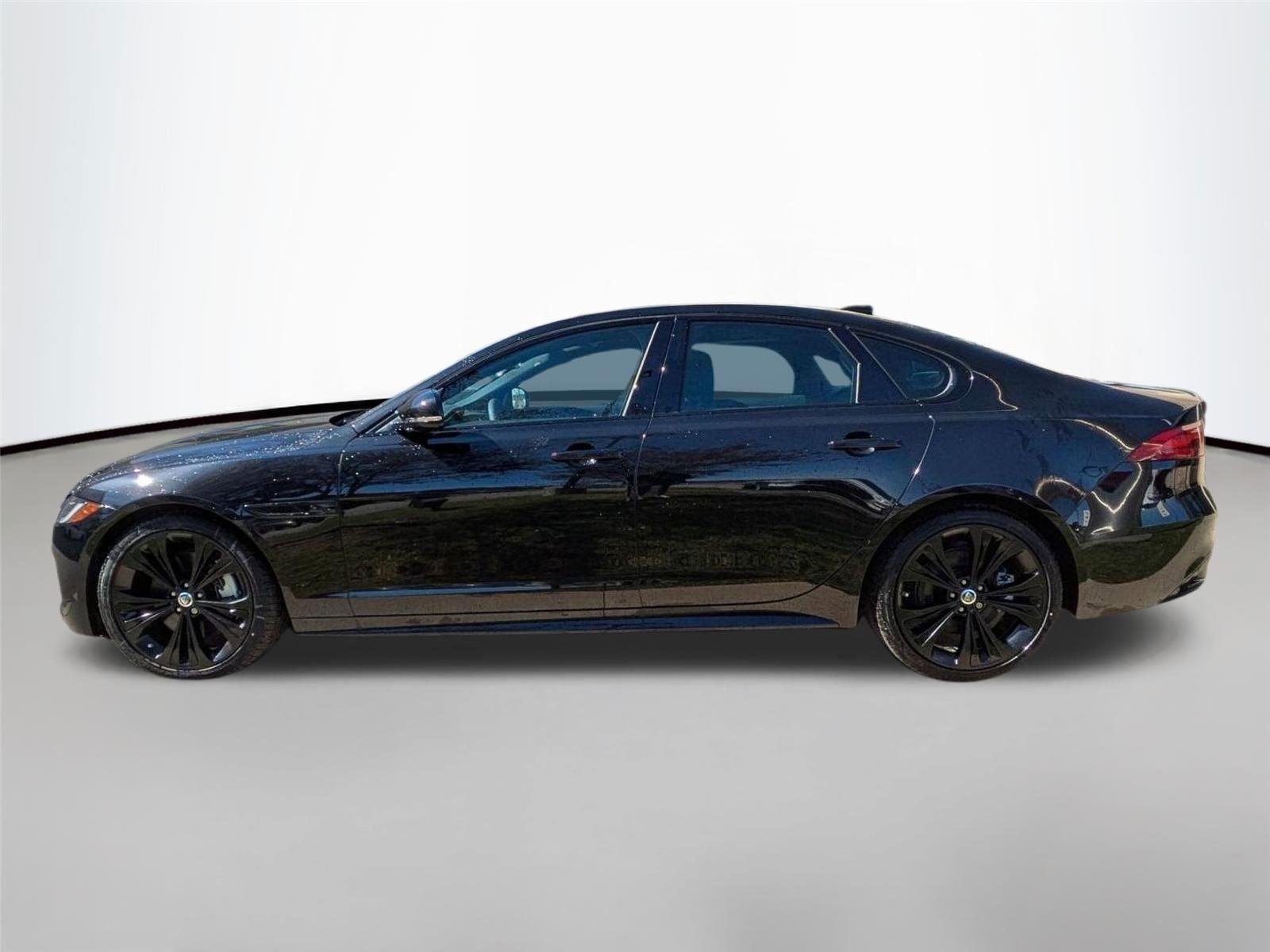 Used 2024 Santorini Black Metallic Jaguar R-Dynamic SE image 9