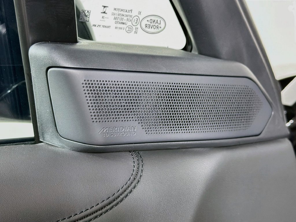 New 2027 Santorini Black Land Rover SE image 19