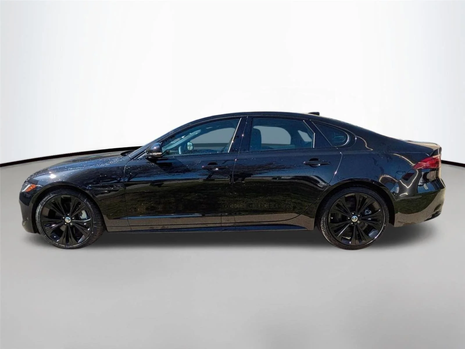 Used 2024 Santorini Black Metallic Jaguar R-Dynamic SE image 9