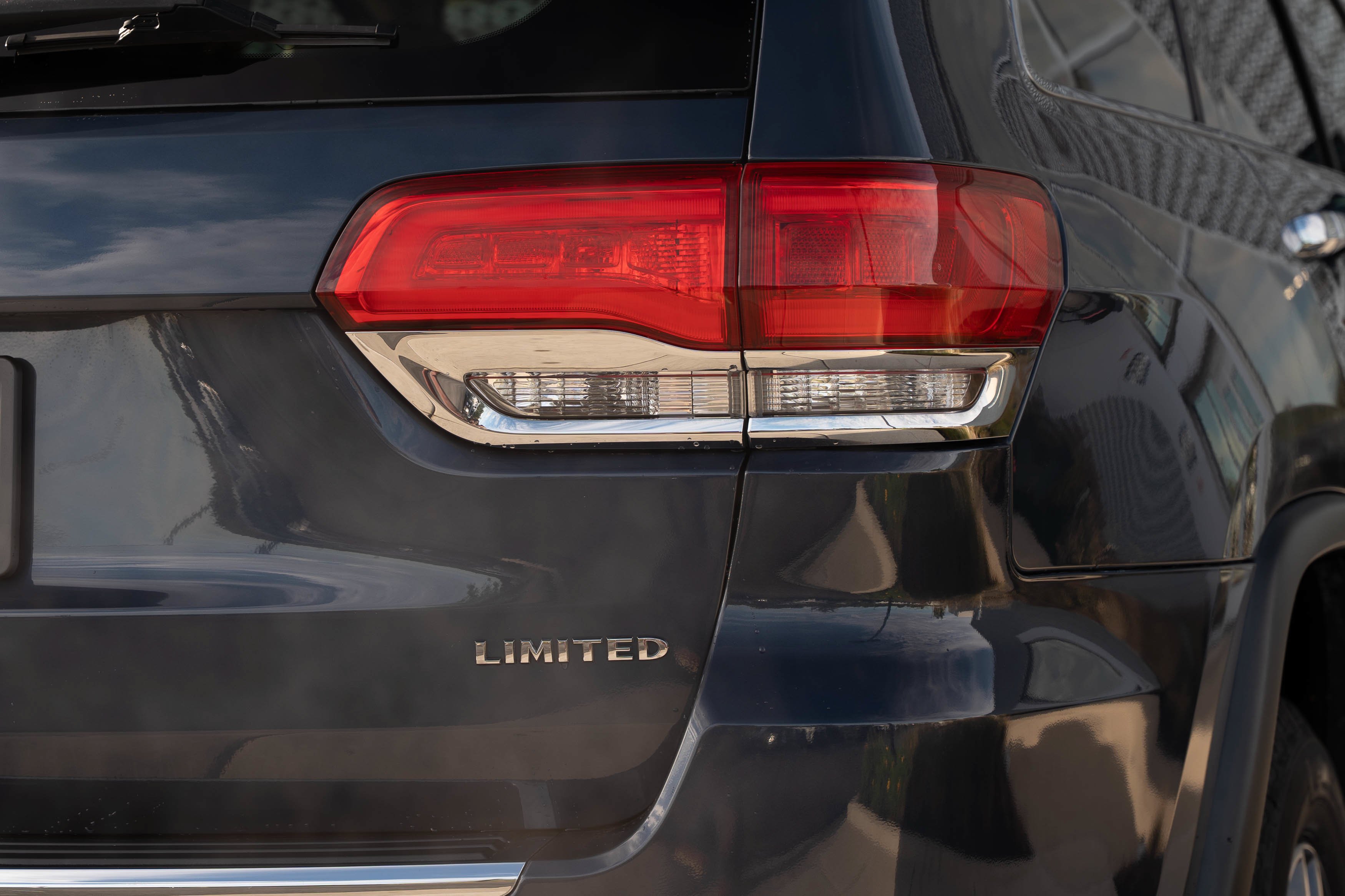 Used 2019 Slate Blue Pearlcoat Jeep Limited image 27