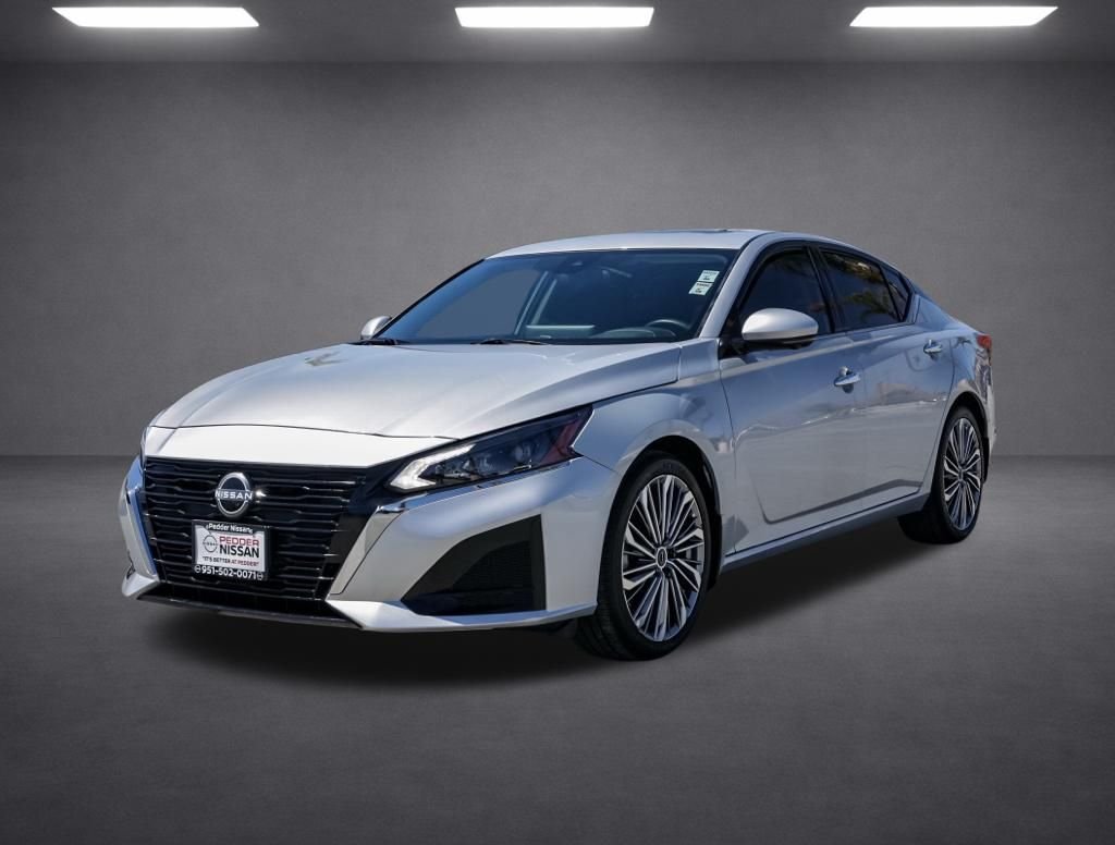 Used 2025 Silver Nissan 2.5 SL image 7