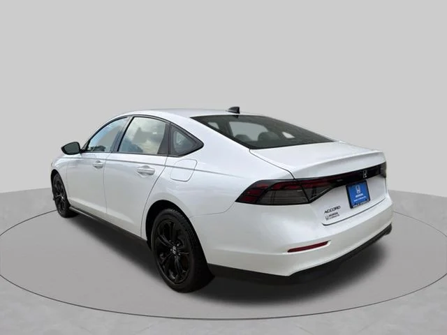 Certified Used 2025 Platinum White Pearl Honda 1.5T SE image 4