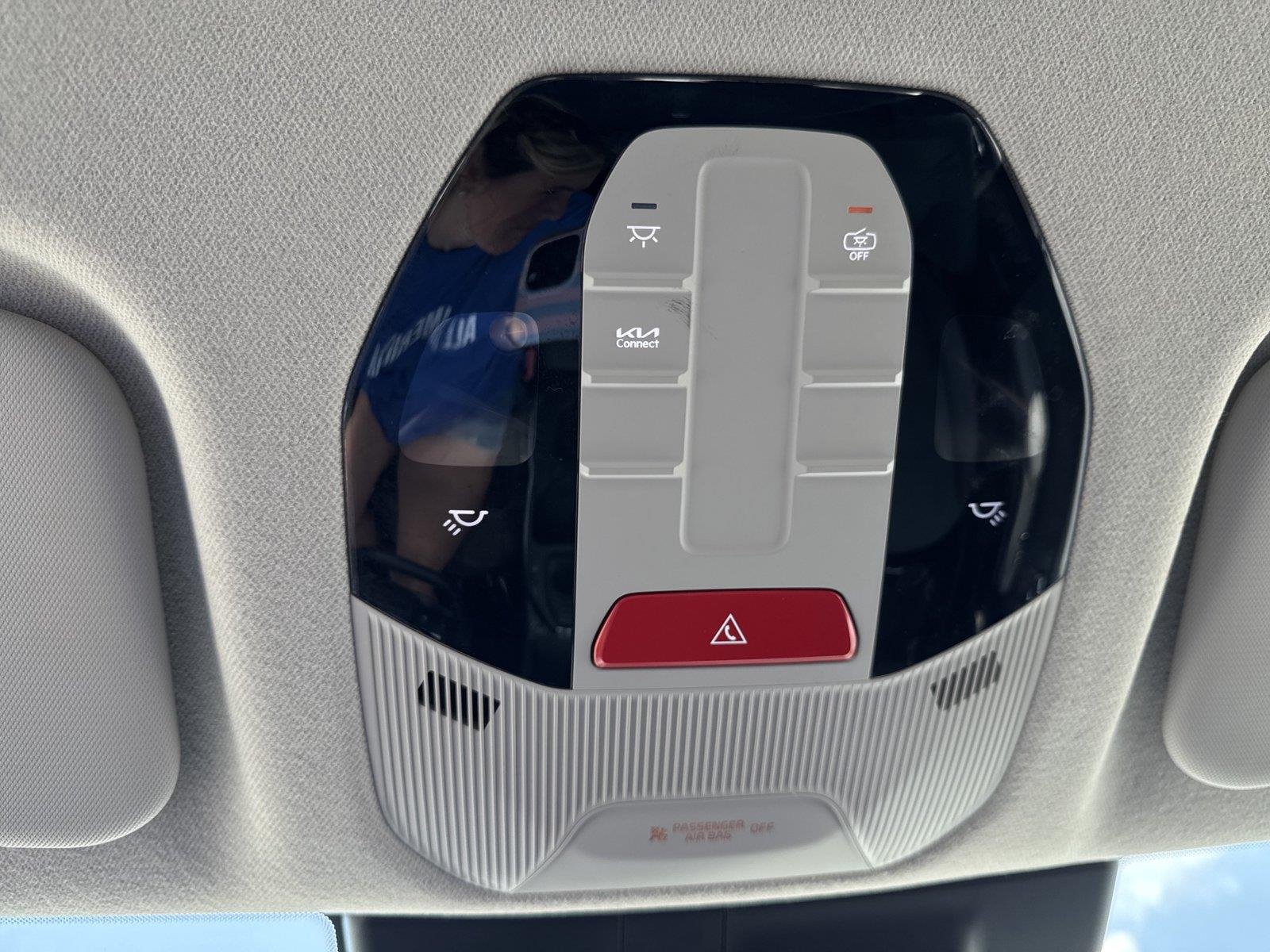 Used 2025 Snow White Pearl Kia LXS image 28