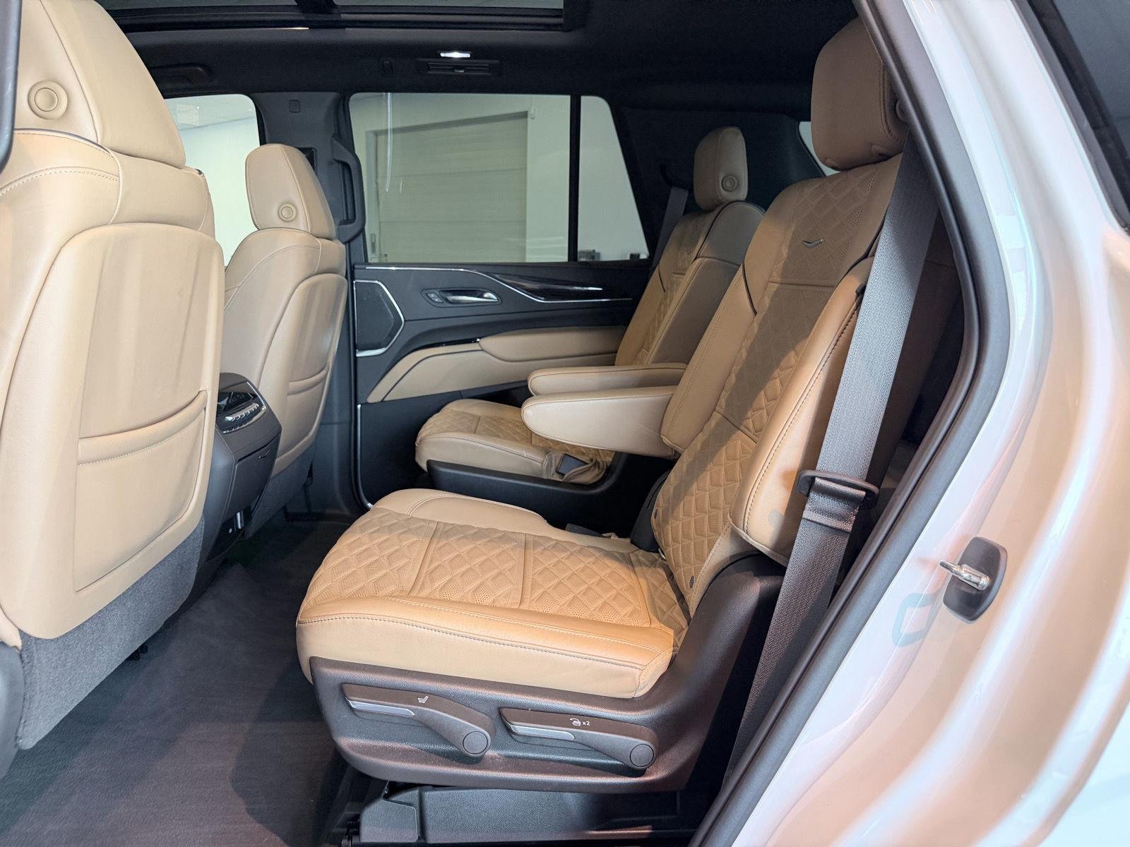 Used 2021 Crystal White Tricoat Cadillac Premium Luxury image 22