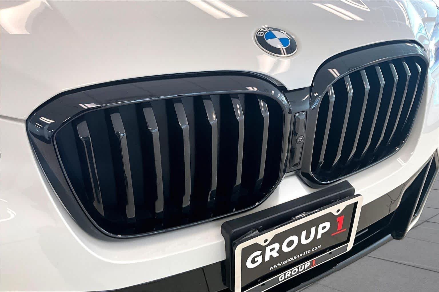 Used 2024 Alpine White BMW sDrive30i image 29