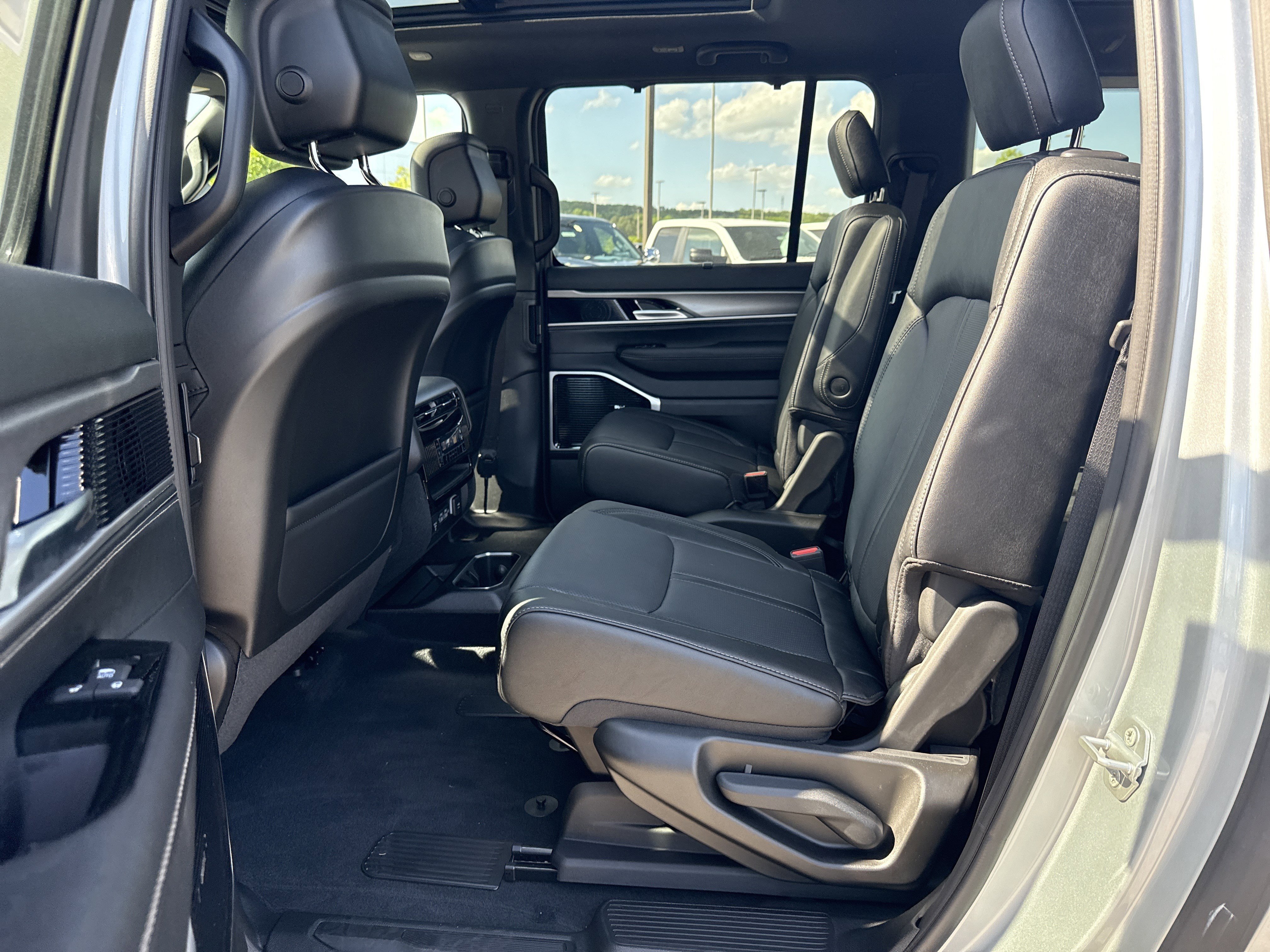 New 2026 Silver-Zynith Exterior Paint Jeep Limited Reserve image 23
