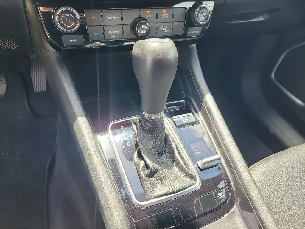 Used 2024 Bright White Clearcoat Jeep Latitude image 34