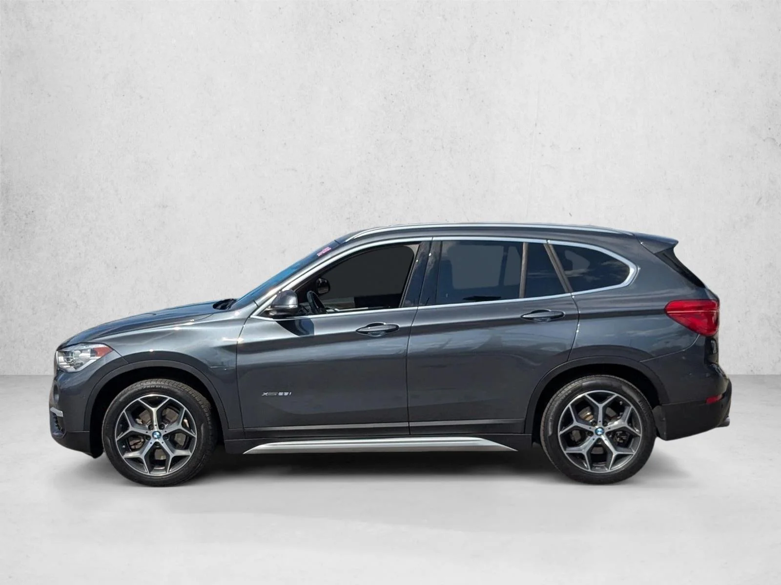 Used 2018 Alpine White BMW xDrive28i image 9