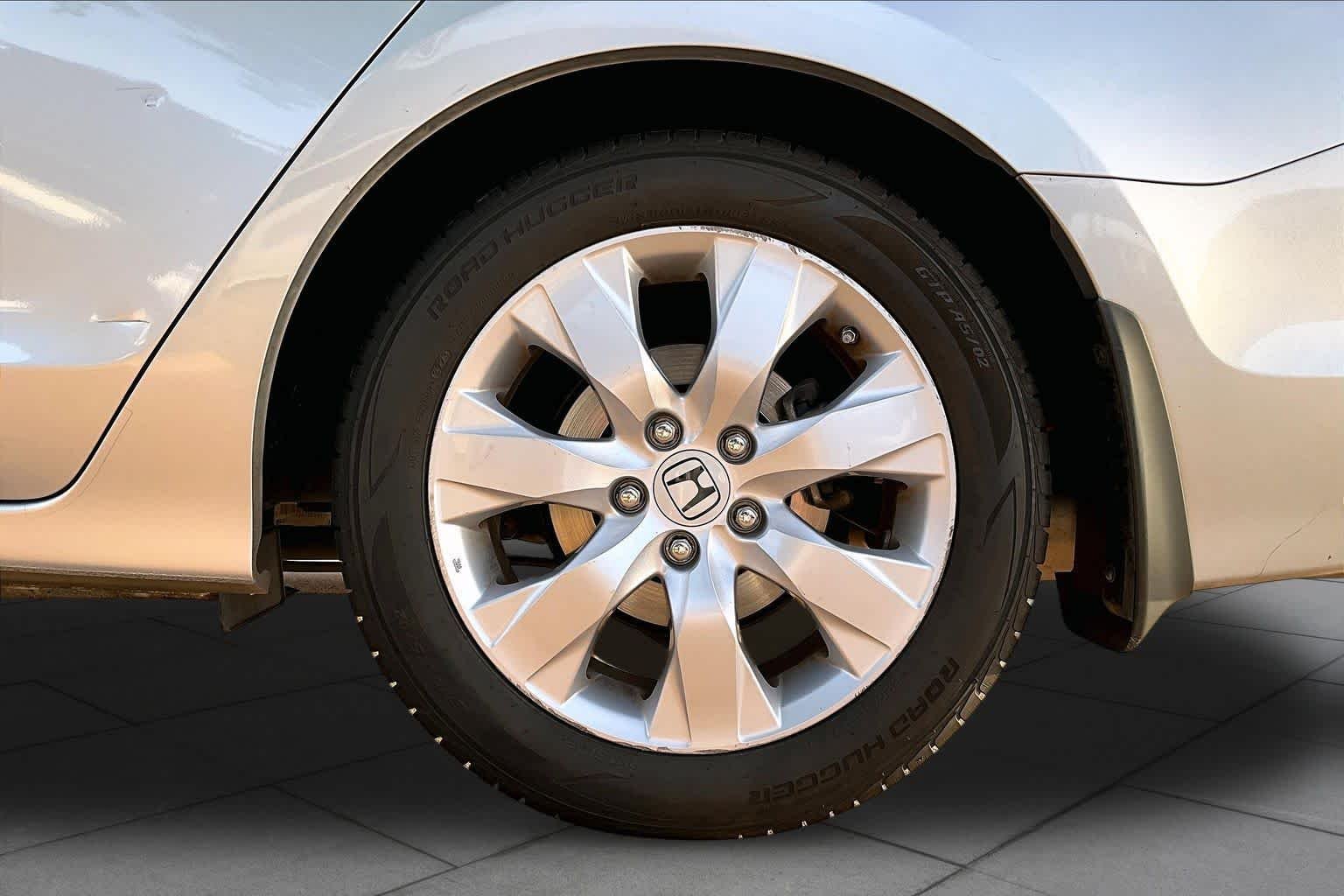 Used 2009 Alabaster Silver Metallic Honda EX-L image 10