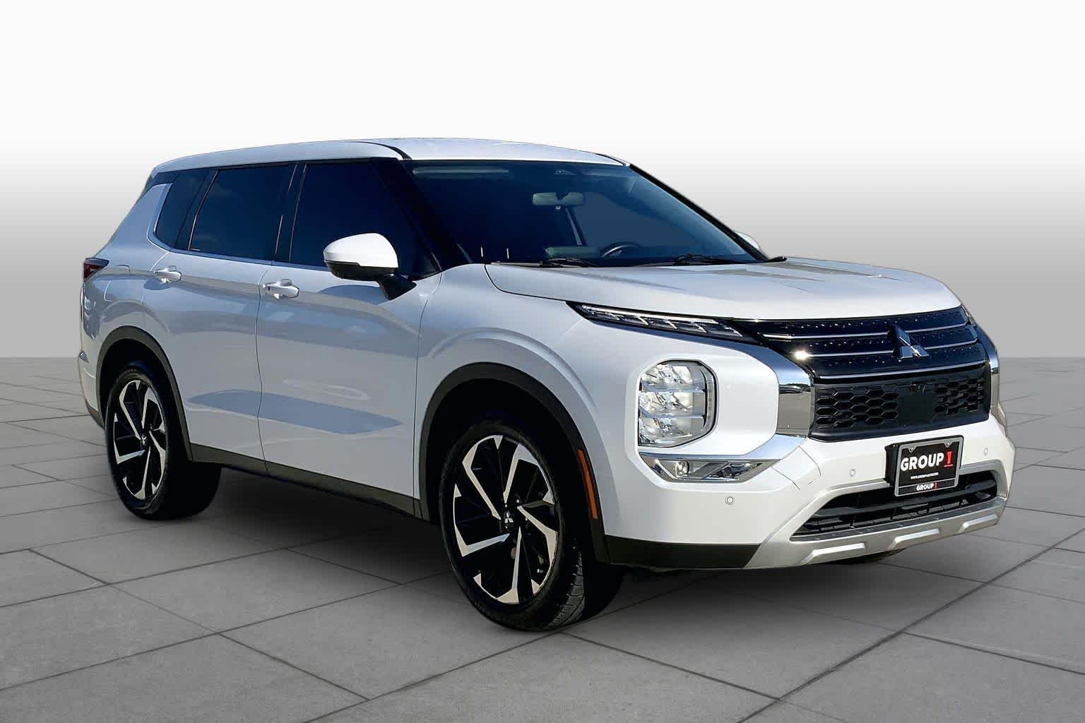 Used 2024 White Diamond Mitsubishi SE image 3