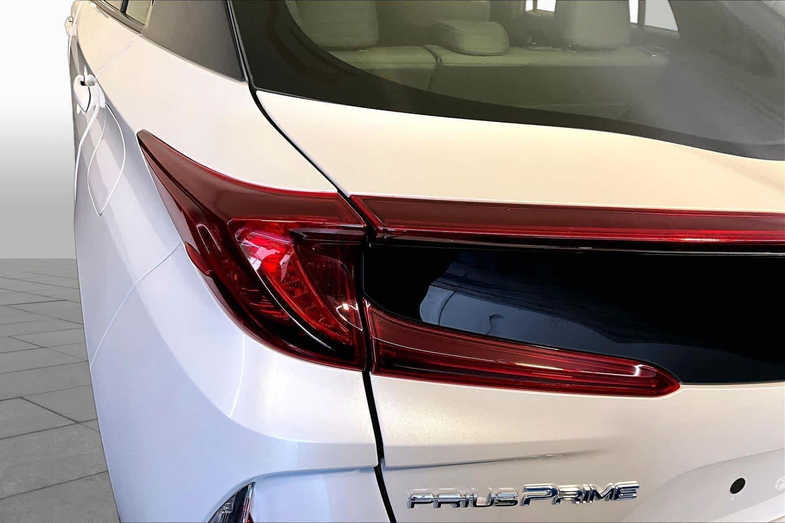 Used 2022 Wind Chill Pearl Toyota LE image 27
