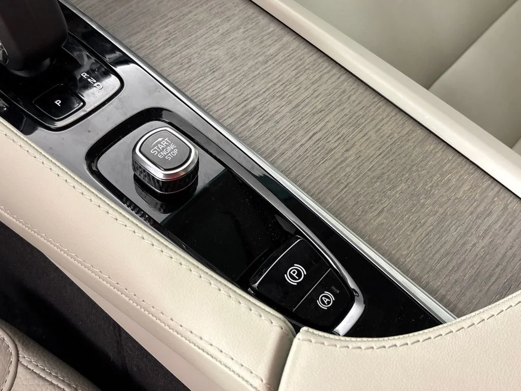 Certified Used 2025 Crystal White Volvo Plus image 33