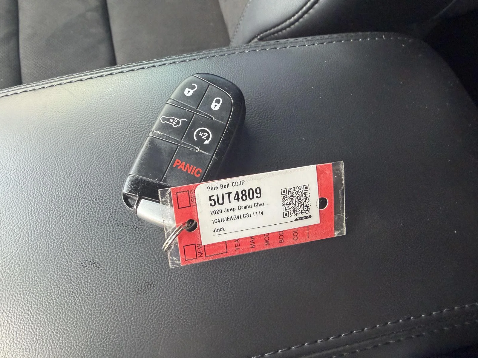 Used 2020 Diamond Black Crystal Pearlcoat Jeep Altitude image 13