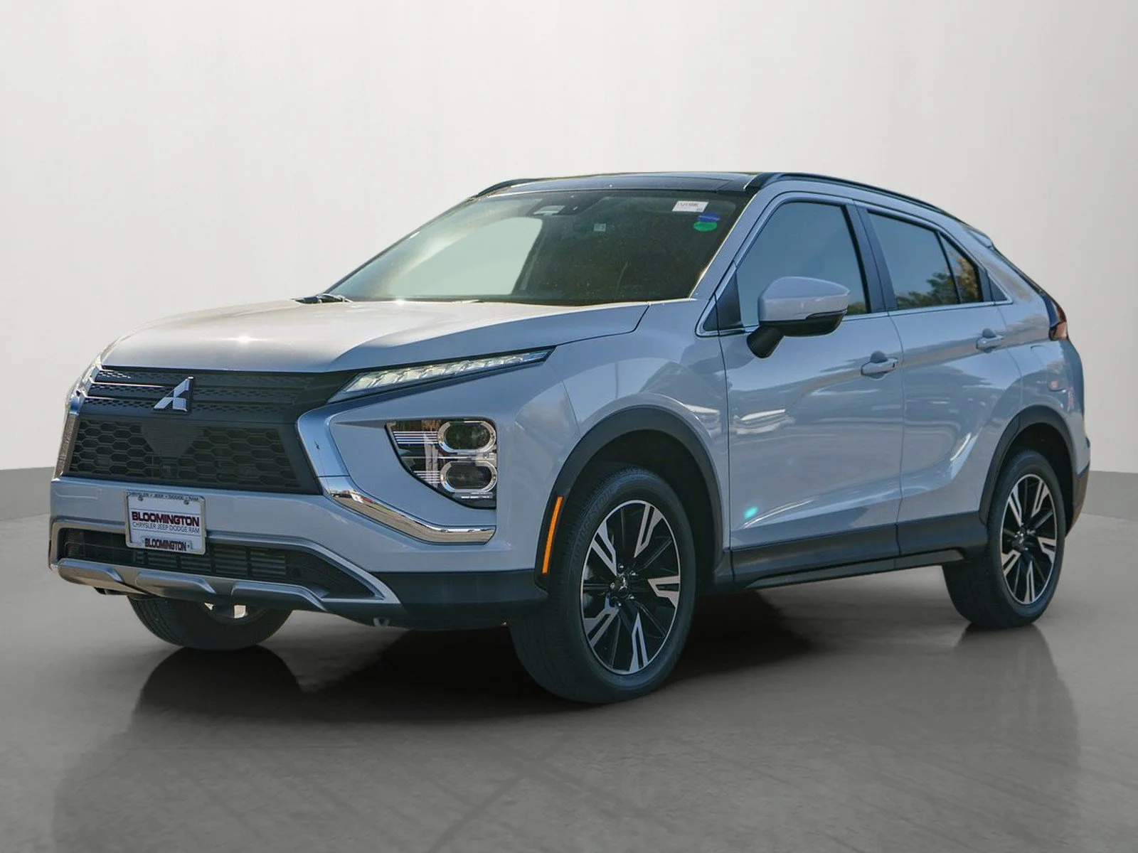 Used 2024 Alloy Silver Metallic Mitsubishi SE image 3