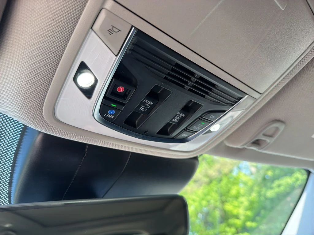 Used 2023  Acura Base image 19