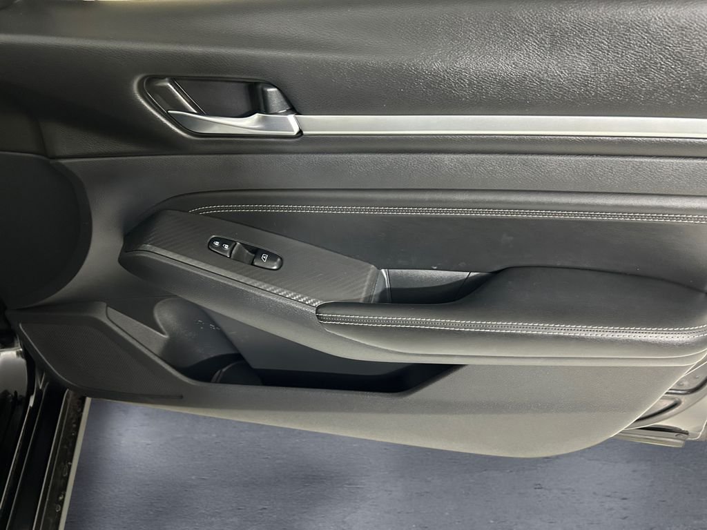 Used 2019 Black Nissan 2.5 SV image 15