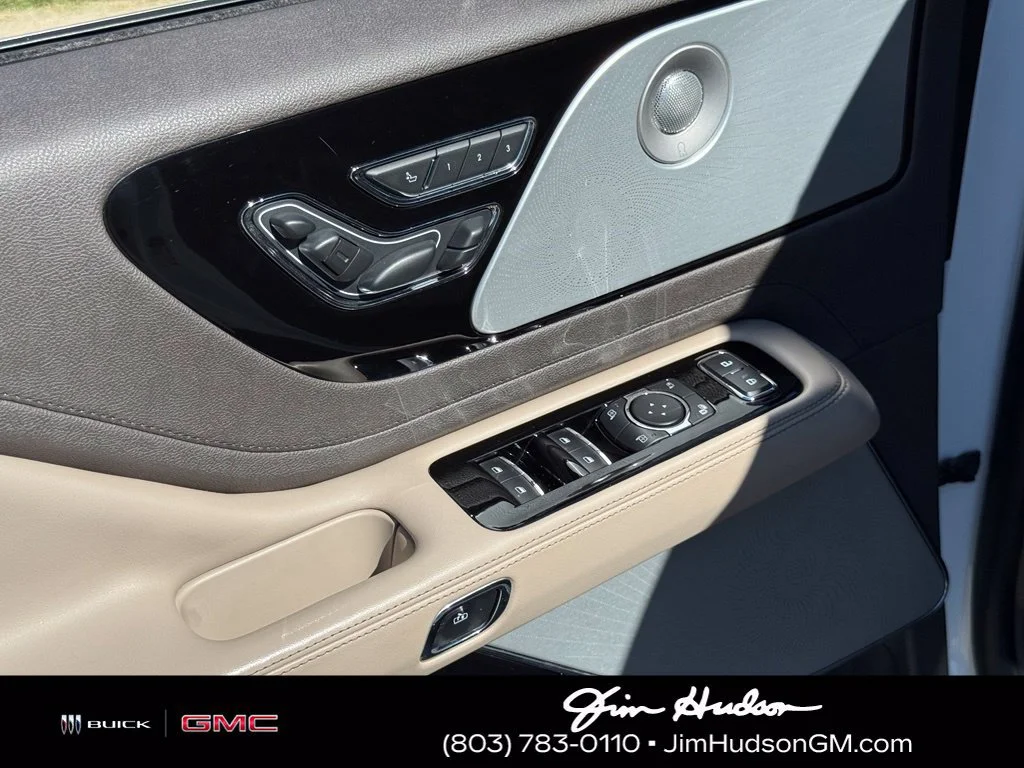 Used 2020 White Lincoln Reserve image 23