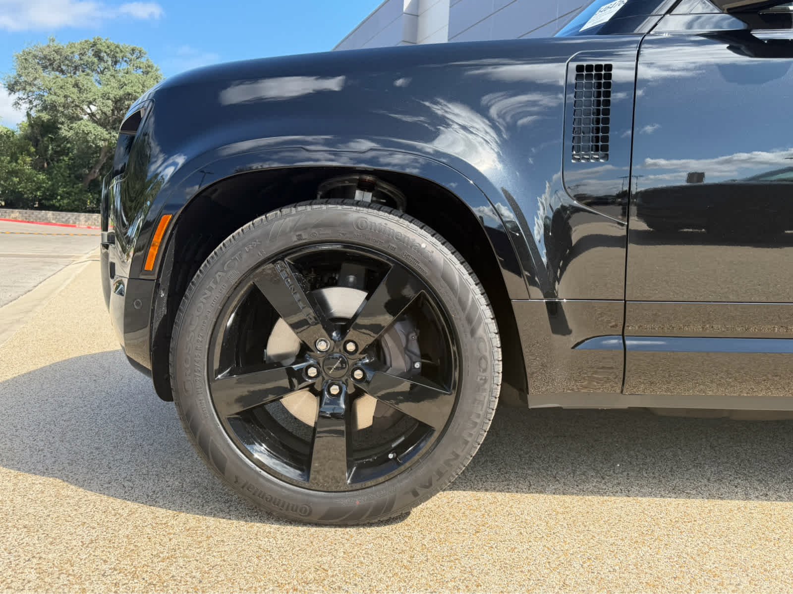 New 2026 Santorini Black Land Rover X-Dynamic SE image 8