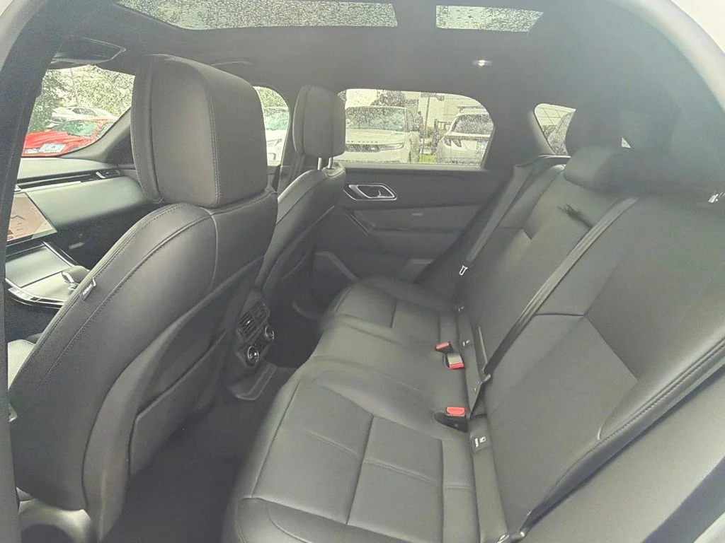 Used 2025 White Land Rover Dynamic HSE image 11