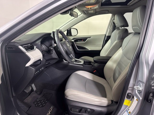 Used 2019 Silver Toyota XLE Premium image 11