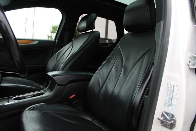 Used 2019 White Lincoln Reserve image 21