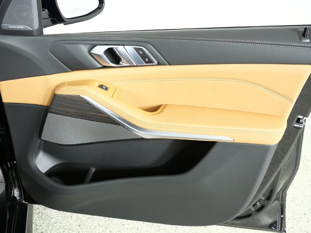 New 2026 Black Sapphire Metallic BMW xDrive50e image 19