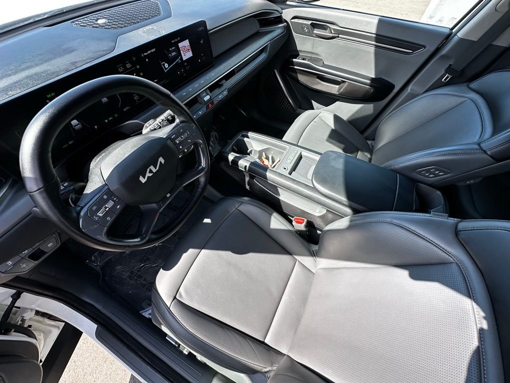 Used 2024 Snow White Pearl Kia Light Long Range image 14