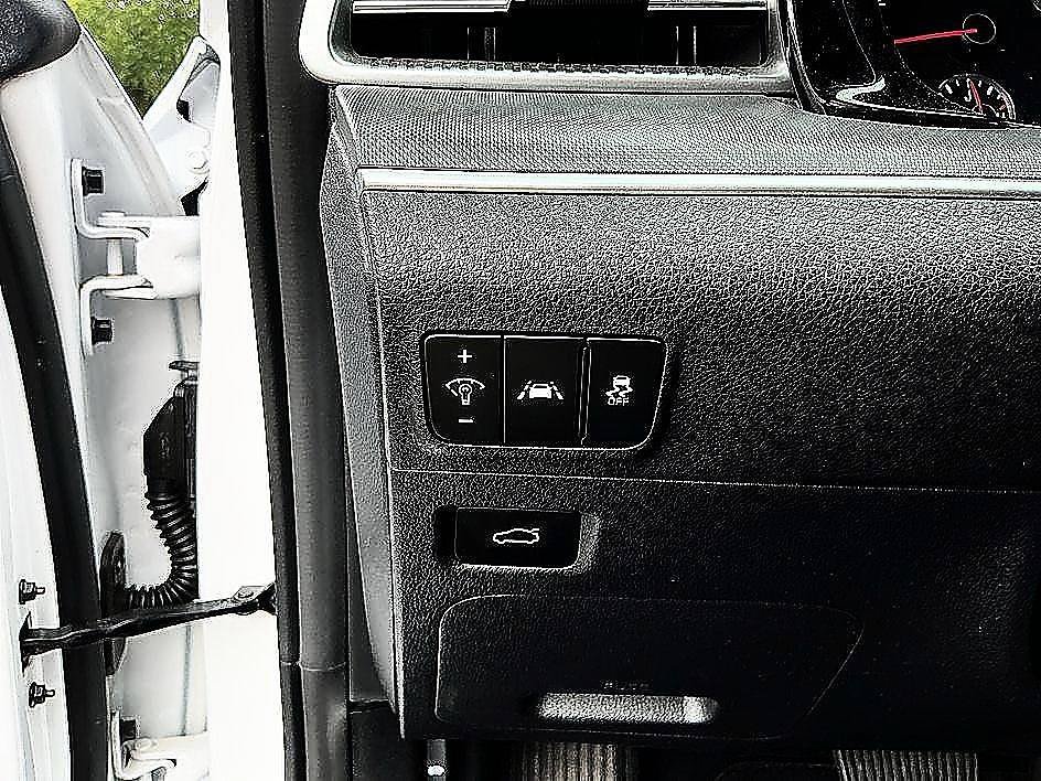 Used 2022 White Kia GT-Line image 13