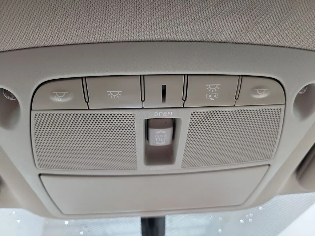 Used 2015 Red Nissan Platinum image 49