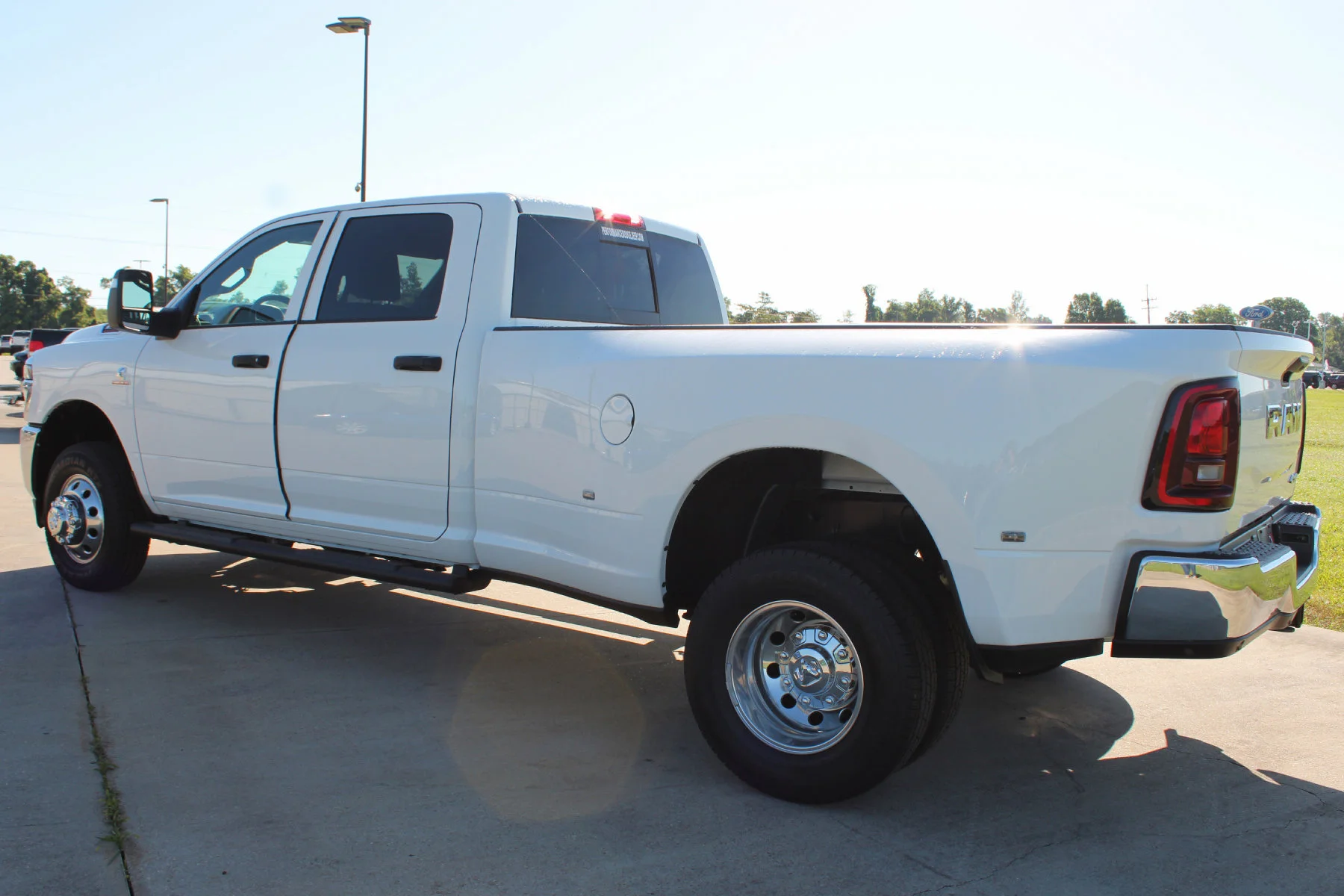 New 2026 Bright White Clear-Coat Exterior Paint RAM TRADESMAN CREW CAB 4X4 LONG BOX image 33