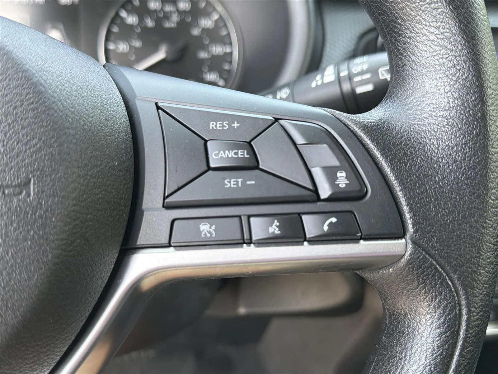 Used 2023 Aspen White Tricoat/Super Black Nissan SV image 20