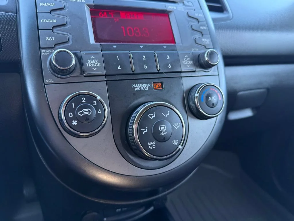 Used 2011 Titanium Kia + image 27