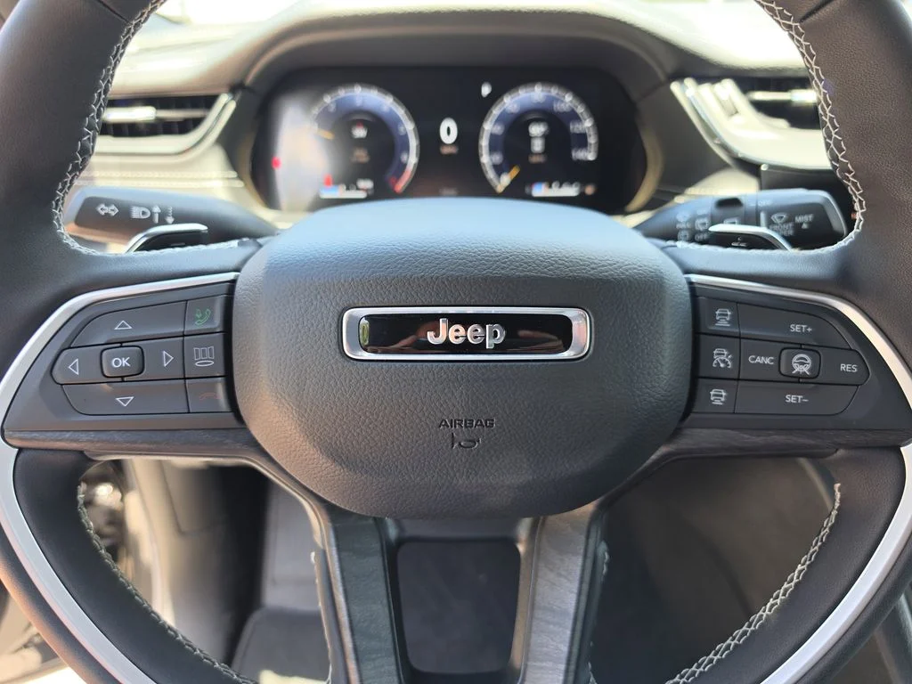 New 2026 Diamond Black Crystal Pearl-Coat Exterior Paint Jeep Altitude image 30