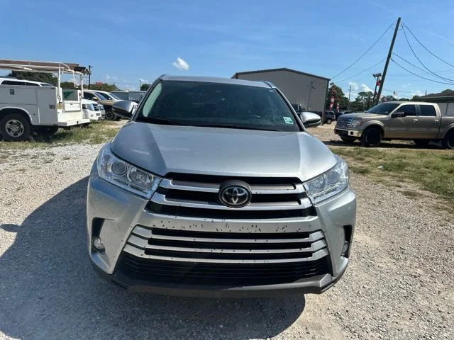 Used 2019 Silver Toyota XLE image 3