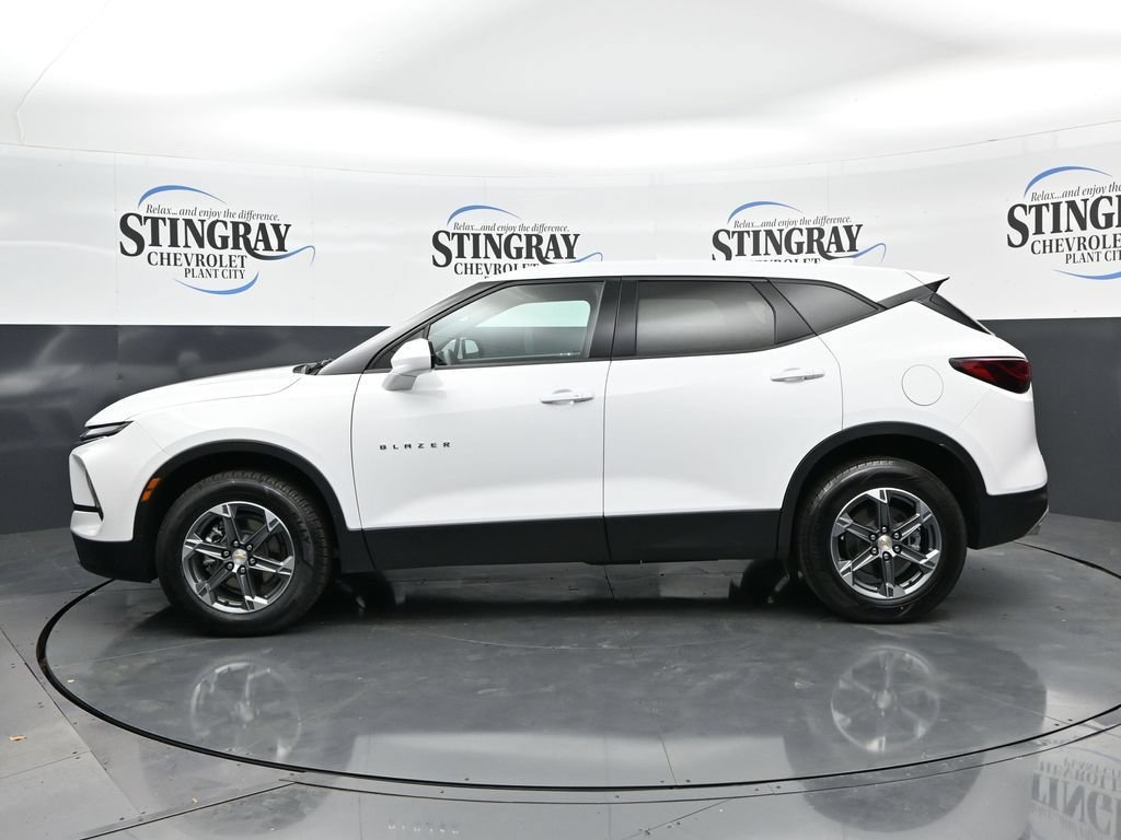Used 2025 Summit White Chevrolet 2LT image 5