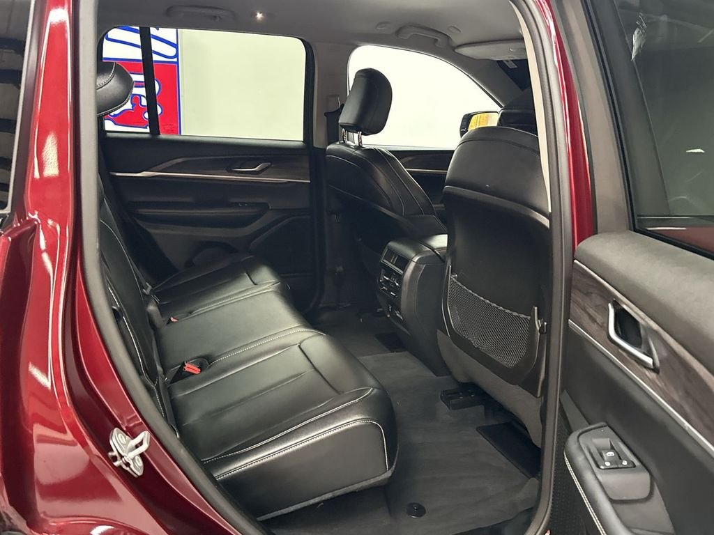 Used 2023 Velvet Jeep Limited image 15