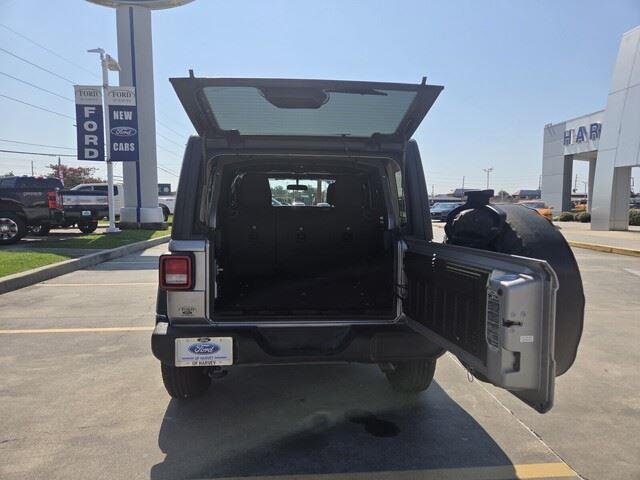 Used 2020 Billet Silver Metallic Clearcoat Jeep Sport S image 29