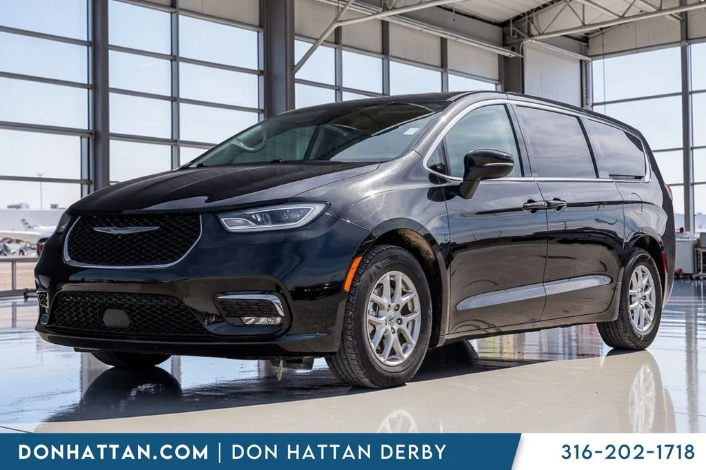 2023 Chrysler Pacifica Touring L's photo