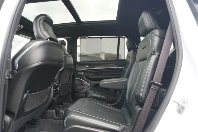 Used 2021 WHITE Jeep Overland image 32
