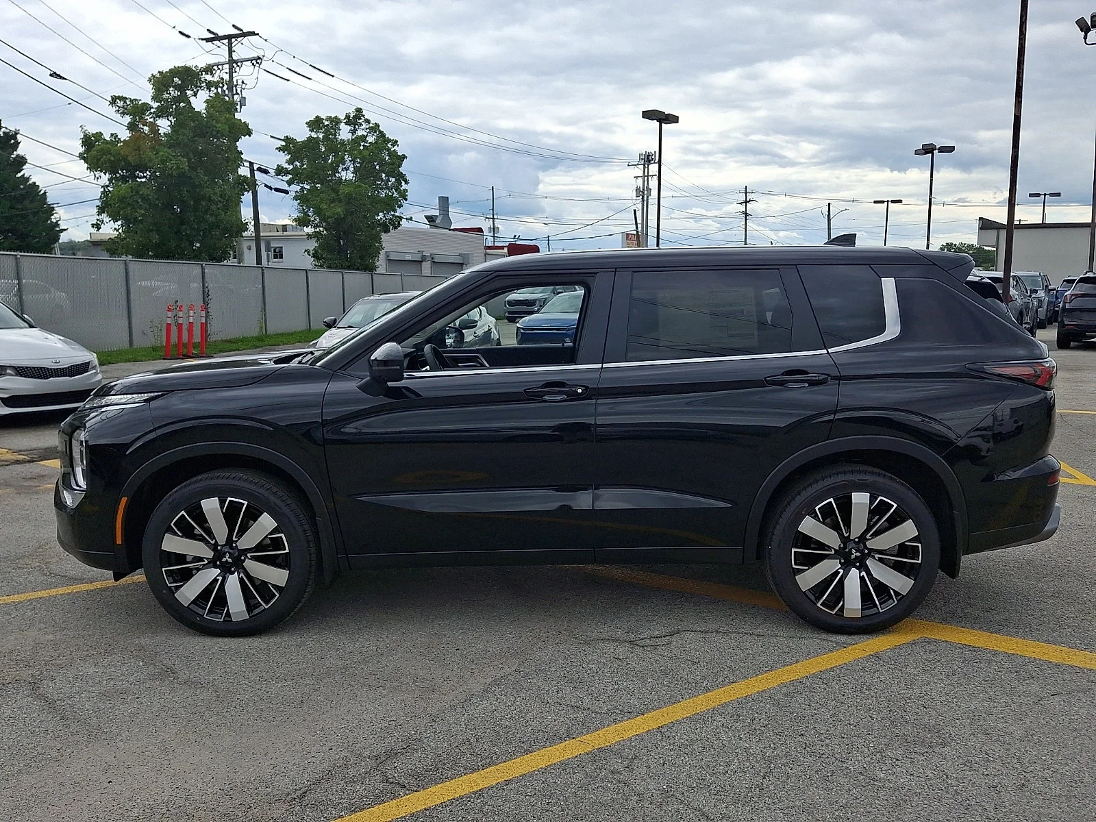 New 2026 Black Mitsubishi SE image 5