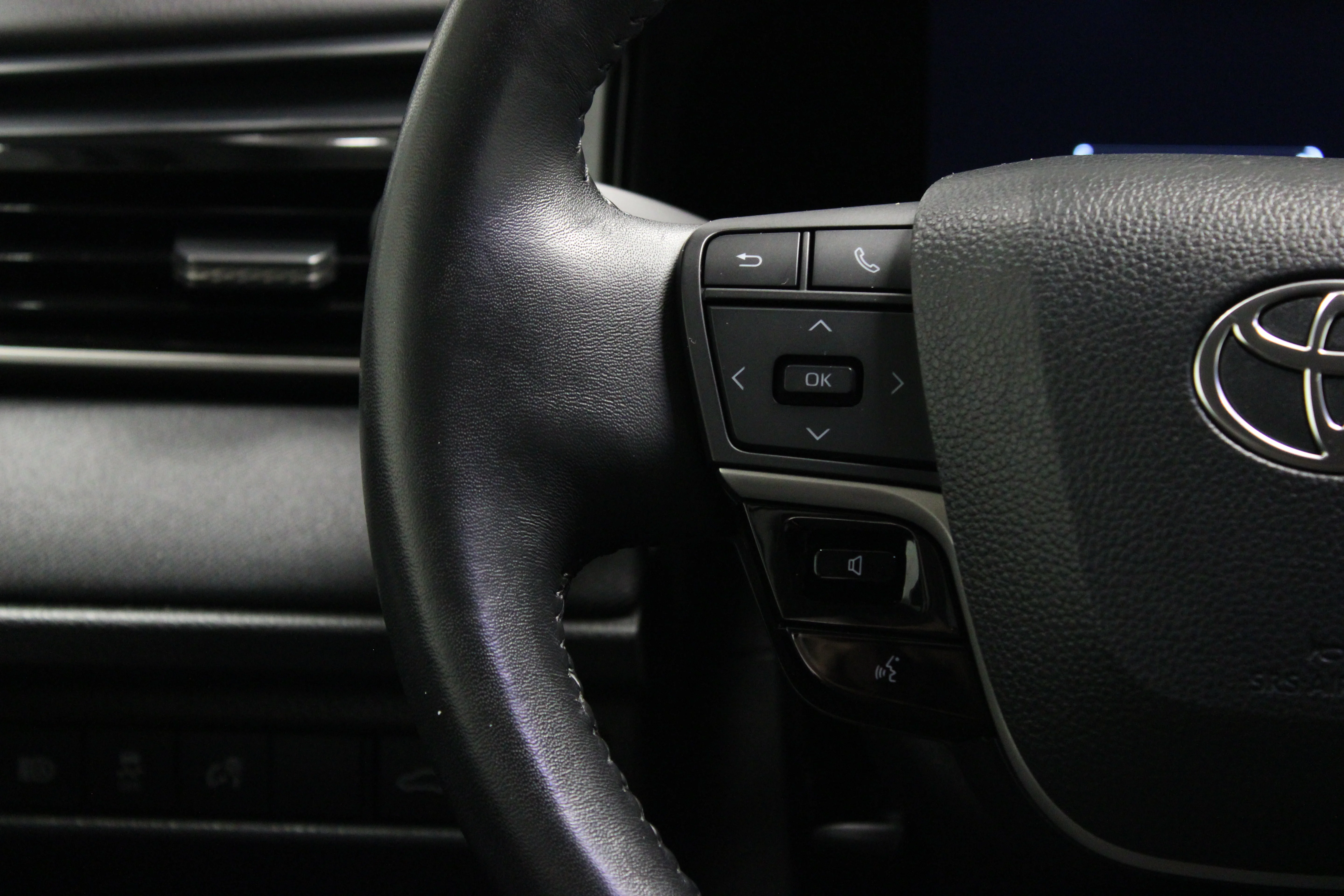 Used 2025 Midnight Black Metallic Toyota LE image 22