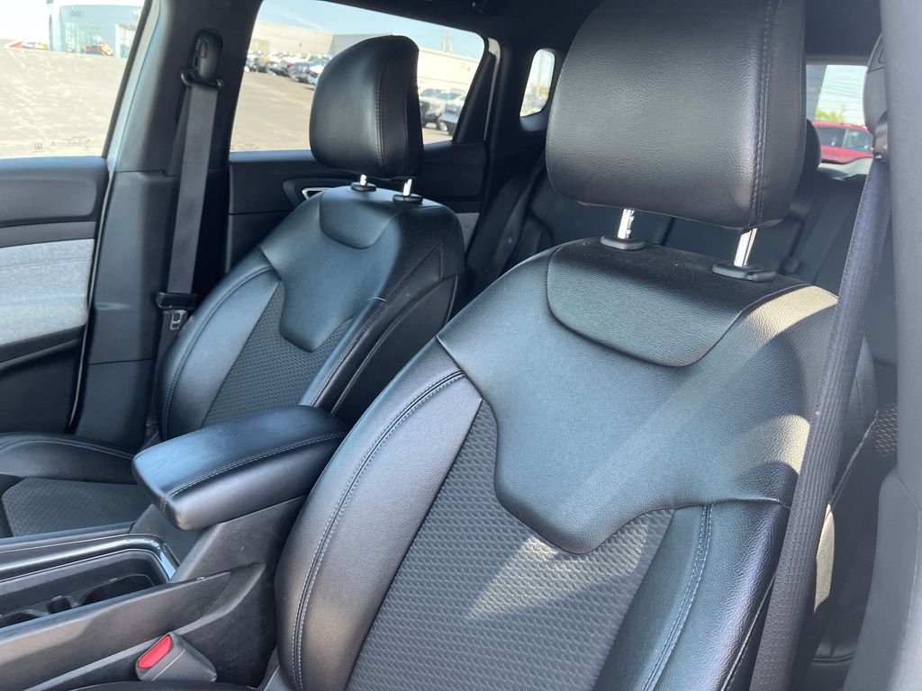 Used 2024 White Jeep Latitude image 12